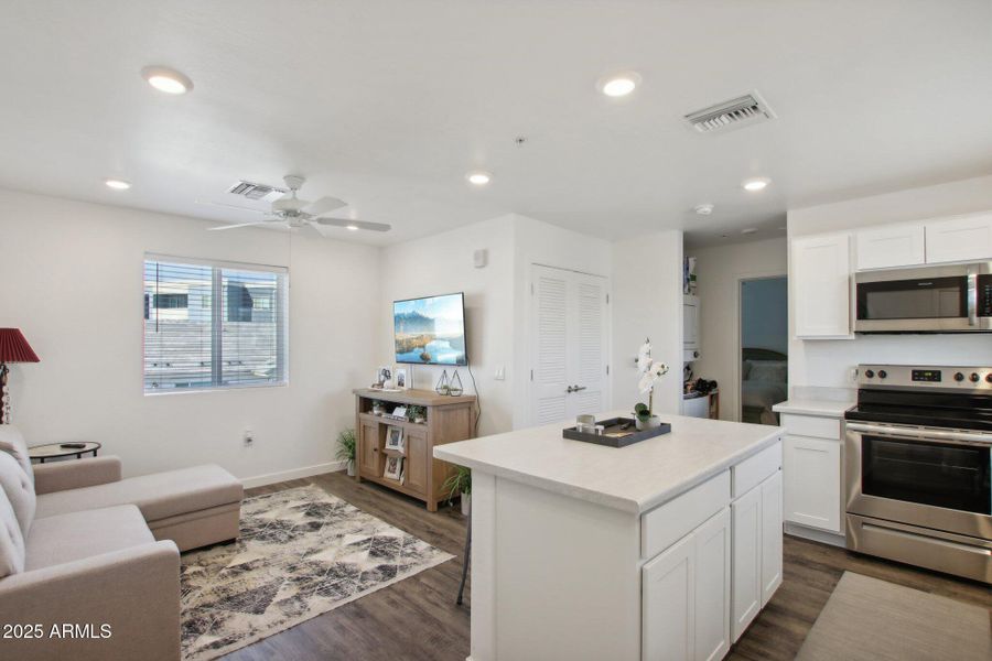 12945 W Greenway Rd L102-002 12945 W Greenway Rd L102-002