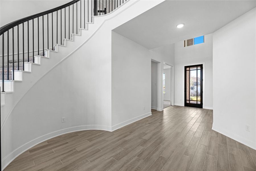 Spacious, unfurnished interior of a new home in Fulshear Lakes - 60', Fulshear (Image 22).