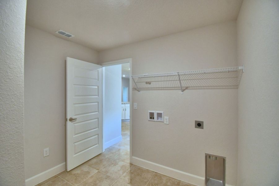 Spacious, unfurnished interior of a new home in Villamar, Winter Haven (Image 17).