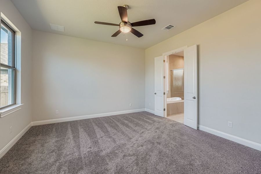 Spacious, unfurnished interior of a new home in 6 Creeks, Kyle (Image 8).