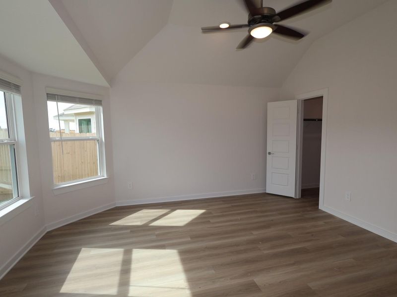 Spacious, unfurnished interior of a new home in Lone Star Landing, Montgomery (Image 16).