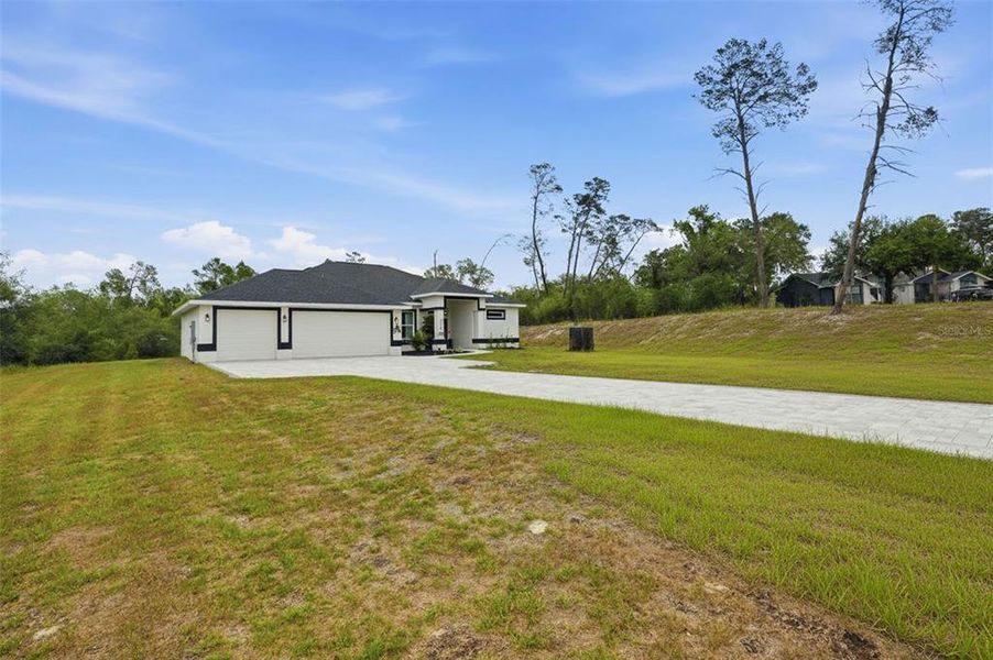Exterior details and patio area of a home in , Weeki Wachee (Image 32).
