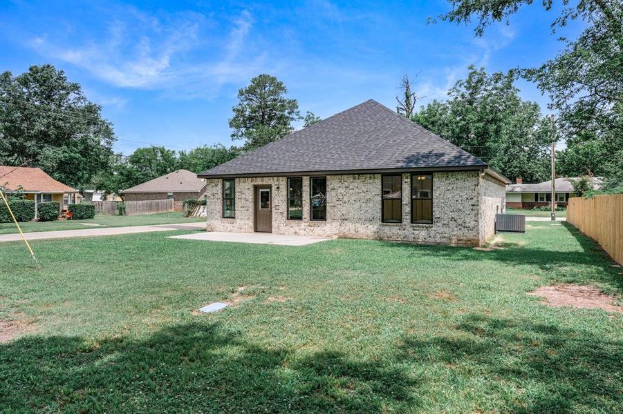 Exterior details and patio area of a home in , Mineola (Image 4).