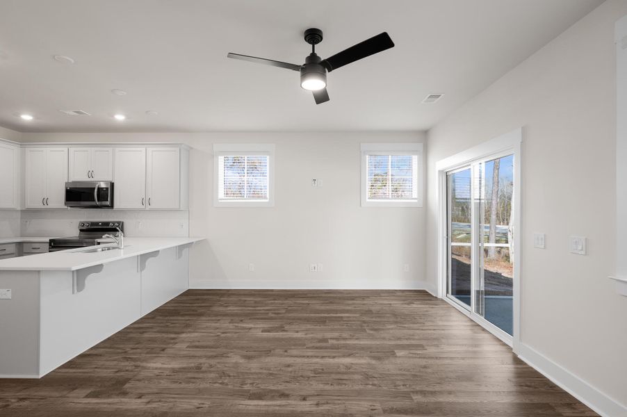 Spacious, unfurnished interior of a new home in Windward Townes, Goose Creek (Image 7).