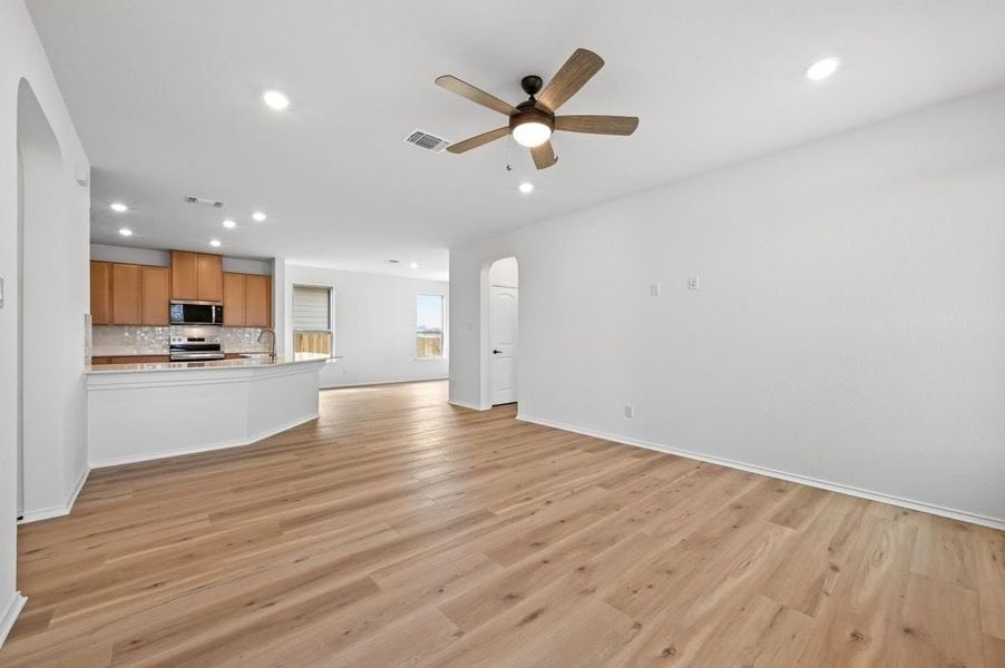 Spacious, unfurnished interior of a new home in Overlook Ranch, Georgetown (Image 5).