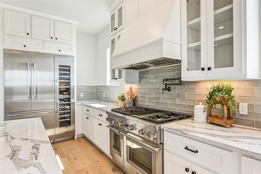Thermador appliances, a 6 burner range, double ovens, and a pot filler bring chef caliber performance into this stunning coastal kitchen. Every detail balances beauty, function, and effortless entertaining.