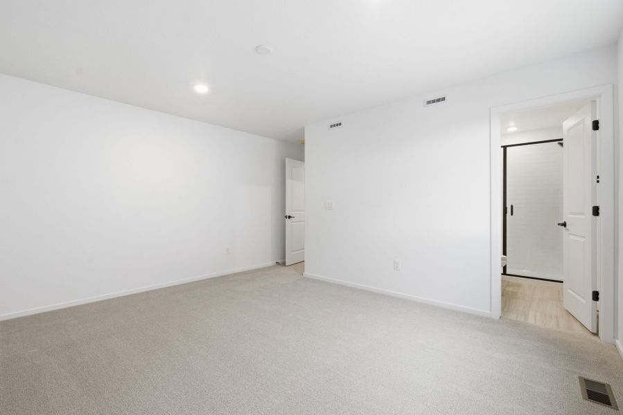 Spacious, unfurnished interior of a new home in Harvest Crossing, Aurora (Image 26).