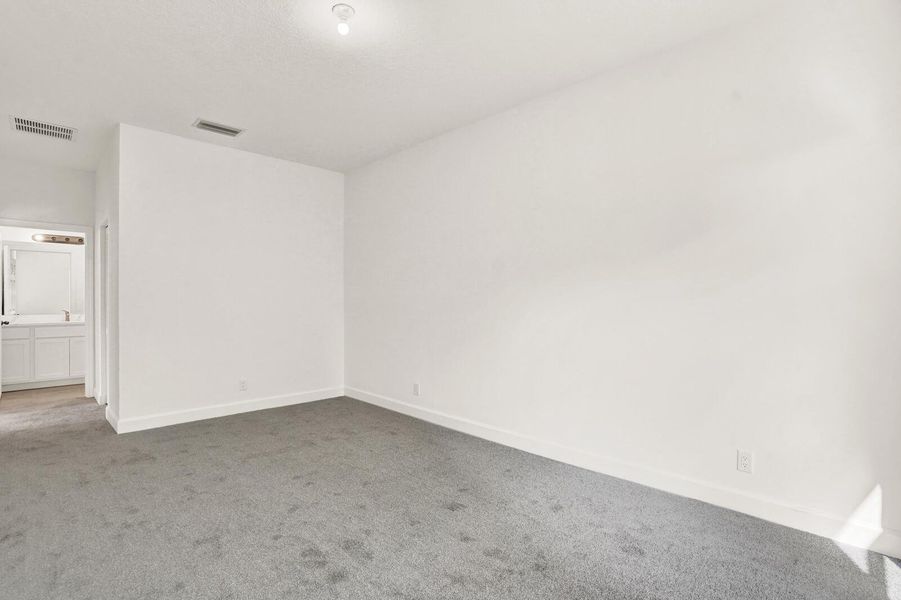 Spacious, unfurnished interior of a new home in , Lantana (Image 26).