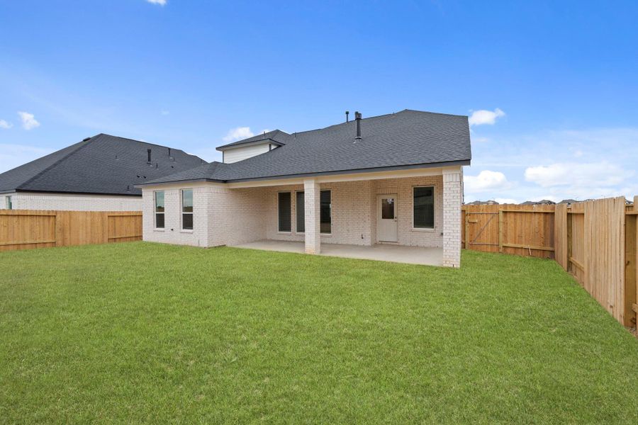 Exterior details and patio area of a home in Beacon Hill, Waller (Image 3).