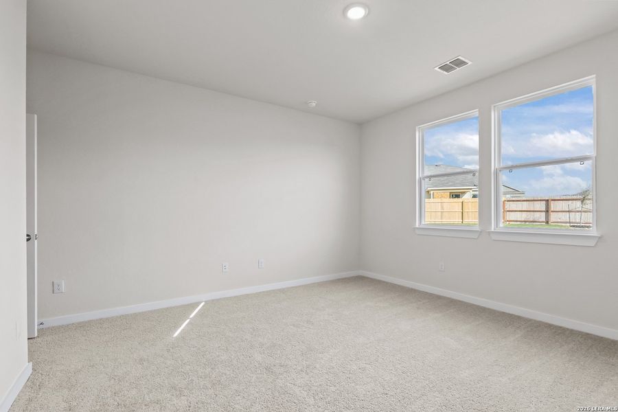 Spacious, unfurnished interior of a new home in Cinco Lakes, San Antonio (Image 13).