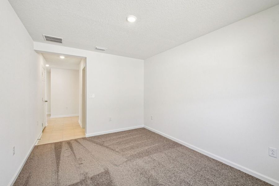 Spacious, unfurnished interior of a new home in Hawkes Meadow, Jacksonville (Image 7).