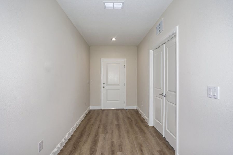 Spacious, unfurnished interior of a new home in Pasadena Landing, Wesley Chapel (Image 16).