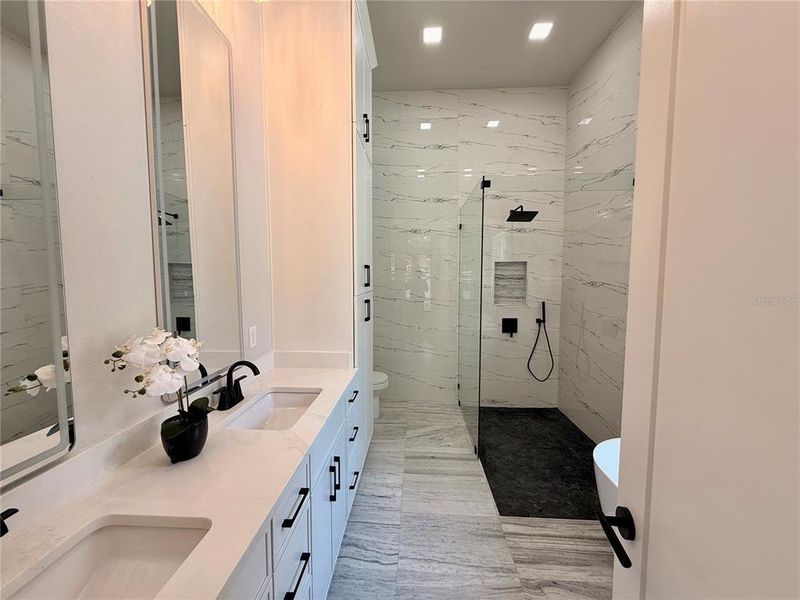 Furnished interior view inside a new home in , Orlando (Image 41).