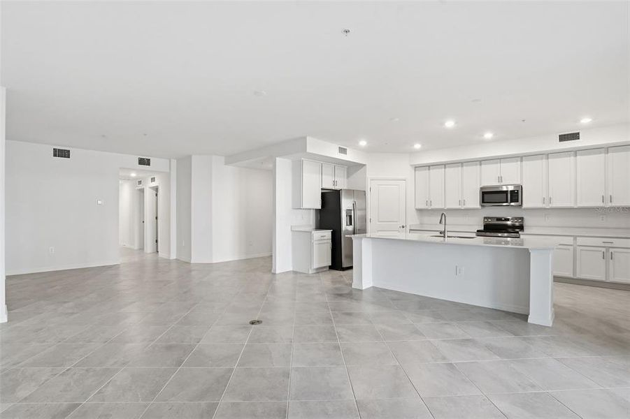 Spacious, unfurnished interior of a new home in Legends Cove, Bradenton (Image 26).