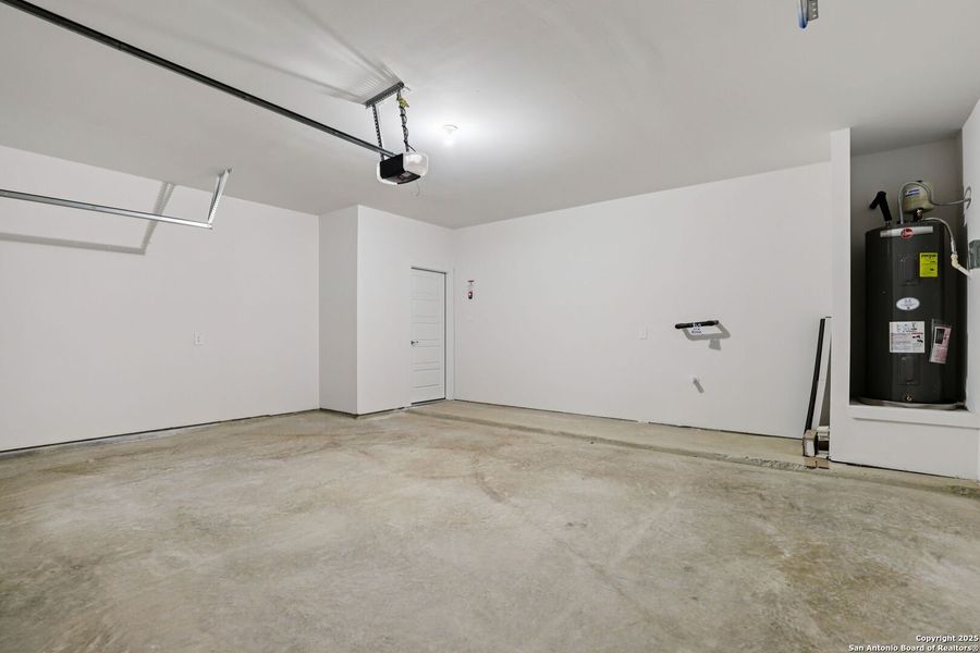 Spacious, unfurnished interior of a new home in Carmel Ranch, Schertz (Image 20).