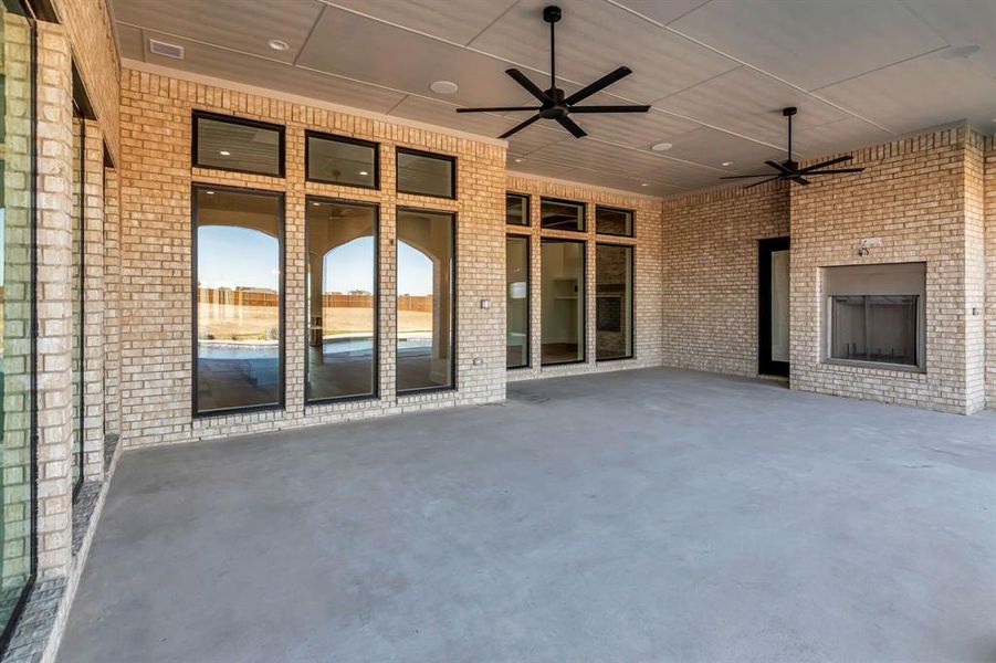 Exterior details and patio area of a home in , Venus (Image 4).