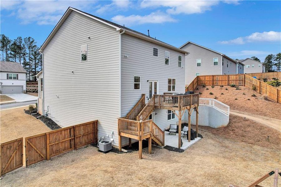 Exterior details and patio area of a home in Thompson Ridge, Dallas (Image 3).
