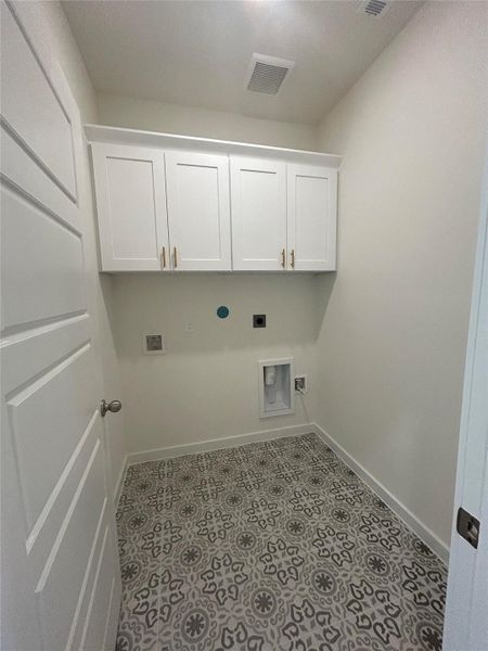 Spacious, unfurnished interior of a new home in Ashland, Angleton (Image 4).