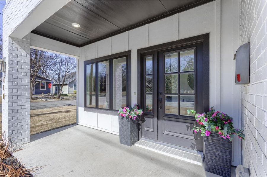Pretty porch - great for sitting and having coffee