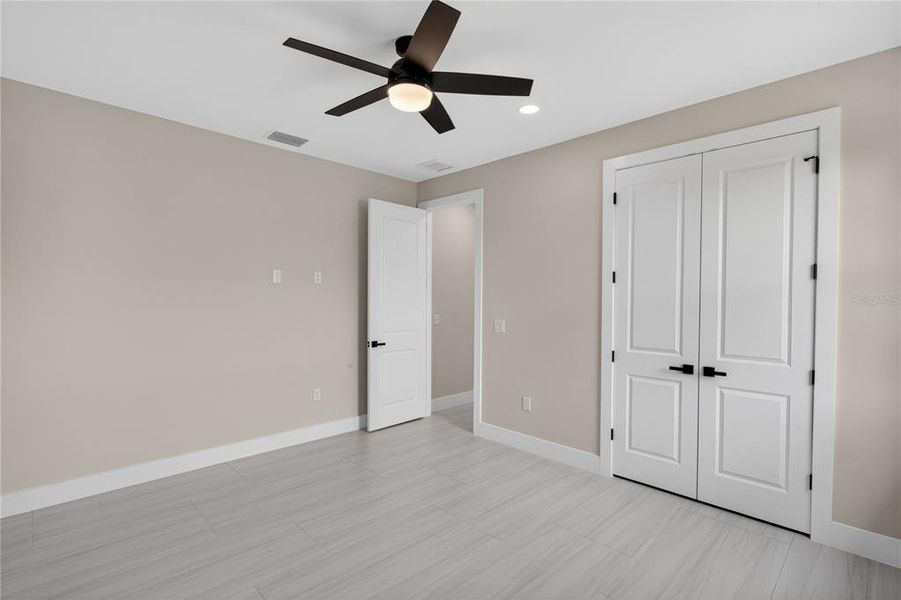 Spacious, unfurnished interior of a new home in , Cape Coral (Image 26).