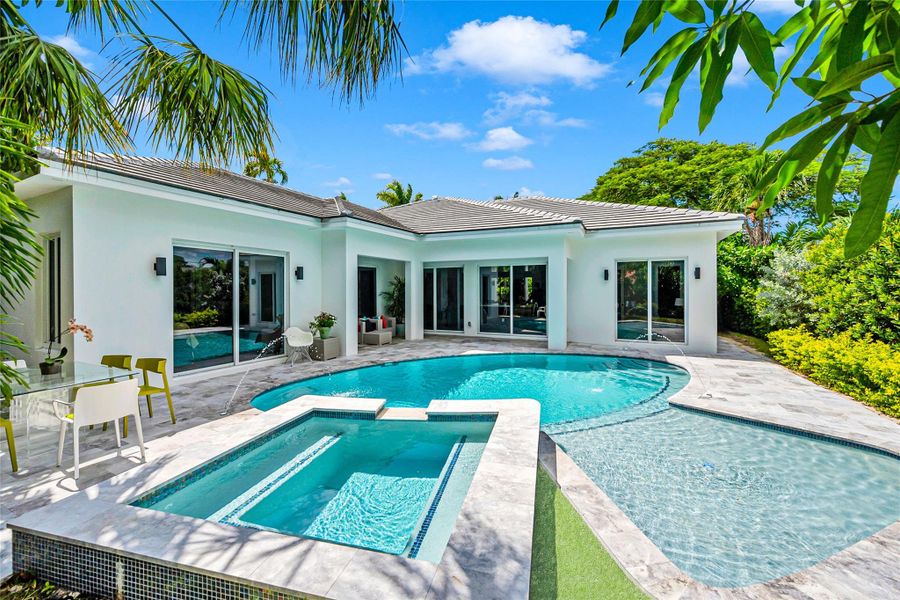 Exterior details and patio area of a home in , Oakland Park (Image 22).