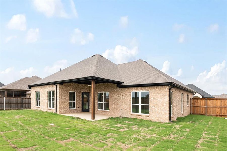 Exterior details and patio area of a home in , Mabank (Image 4).