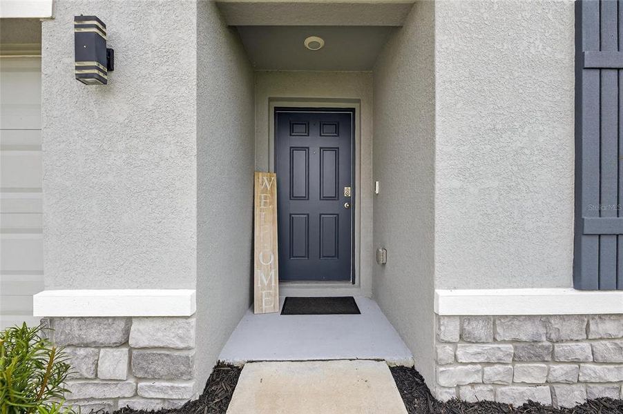 Exterior details and patio area of a home in North Park Isle, Plant City (Image 3).