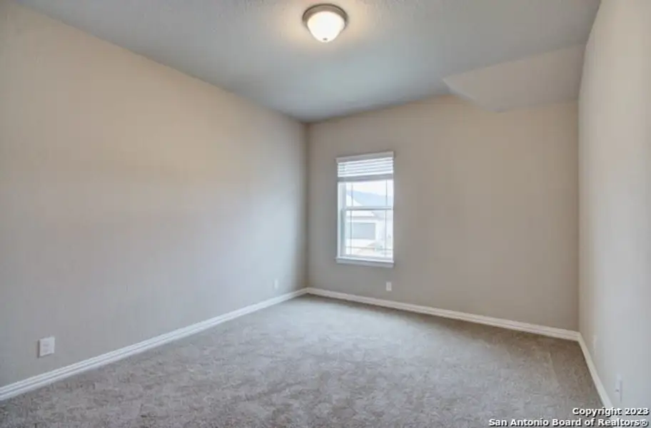 Spacious, unfurnished interior of a new home in Stream Waters, Seguin (Image 10).