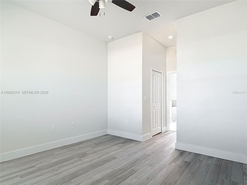 Spacious, unfurnished interior of a new home in , Port Charlotte (Image 17).