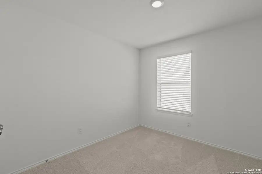 Spacious, unfurnished interior of a new home in Lily Springs, Seguin (Image 20).