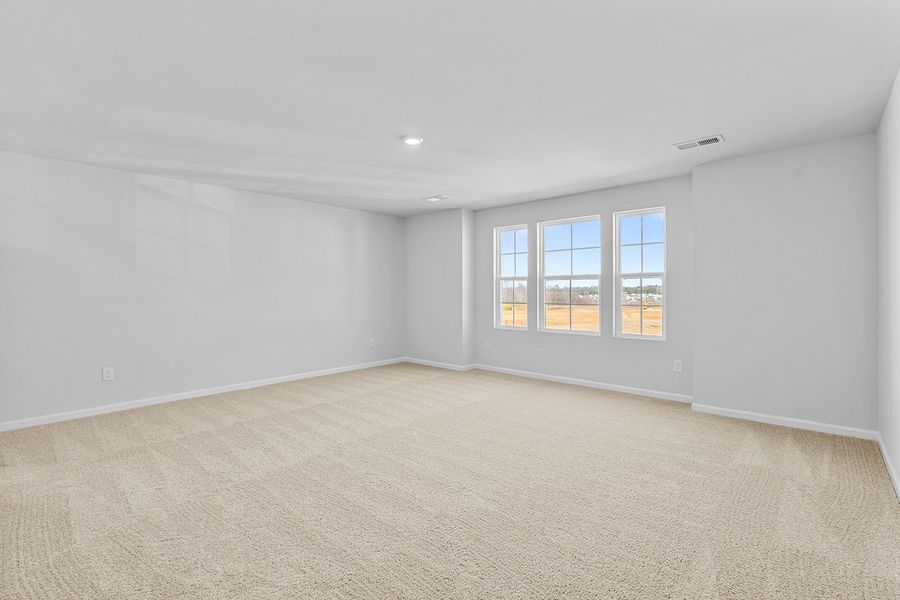 Spacious, unfurnished interior of a new home in Fieldstone, Lexington (Image 29).