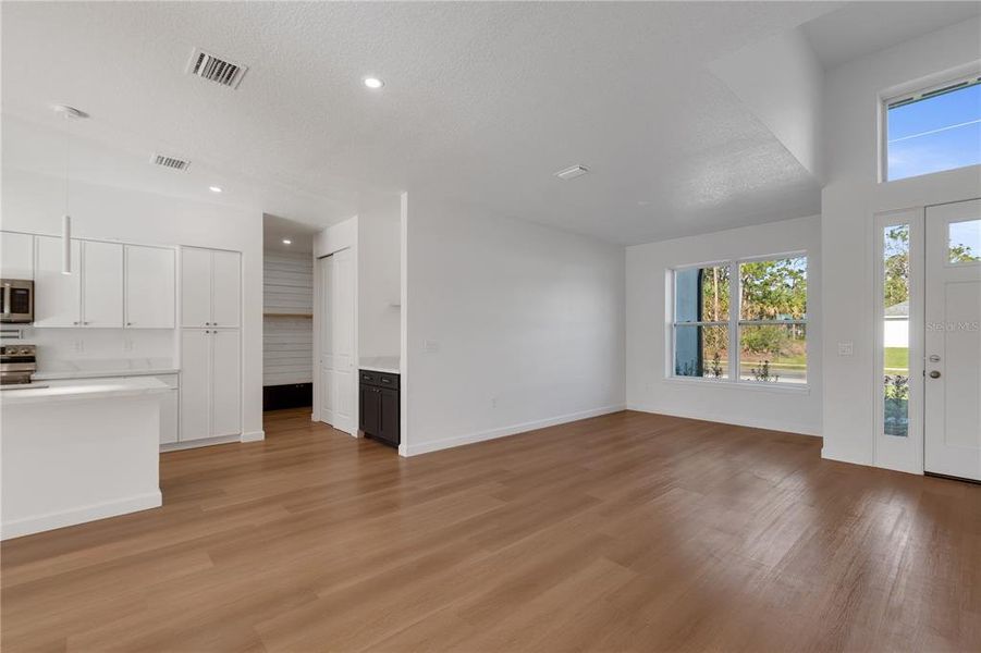 Spacious, unfurnished interior of a new home in , Palm Bay (Image 14).