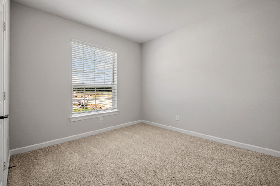 Spacious, unfurnished interior of a new home in Sweetwater Ridge, Conroe (Image 10).