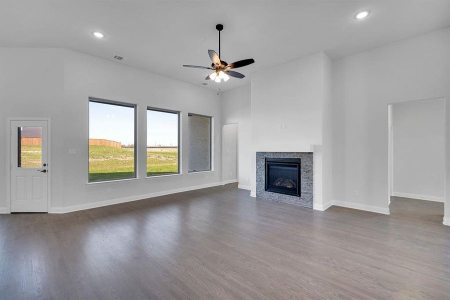 Spacious, unfurnished interior of a new home in , Waxahachie (Image 16).