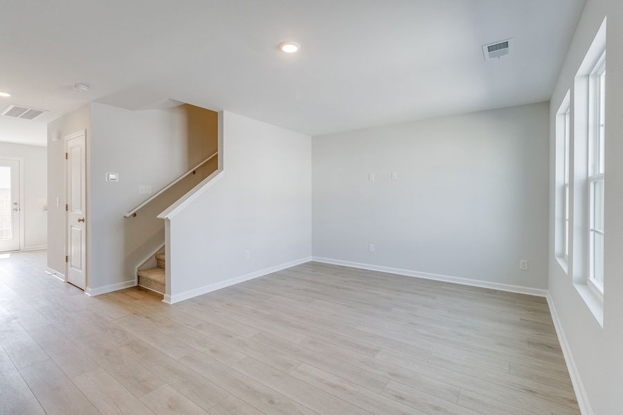 Spacious, unfurnished interior of a new home in Astoria, Columbia (Image 13).