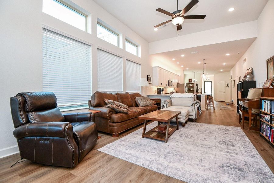 So many windows to capture bright, cheerful sunshine! So many windows to capture bright, cheerful sunshine!