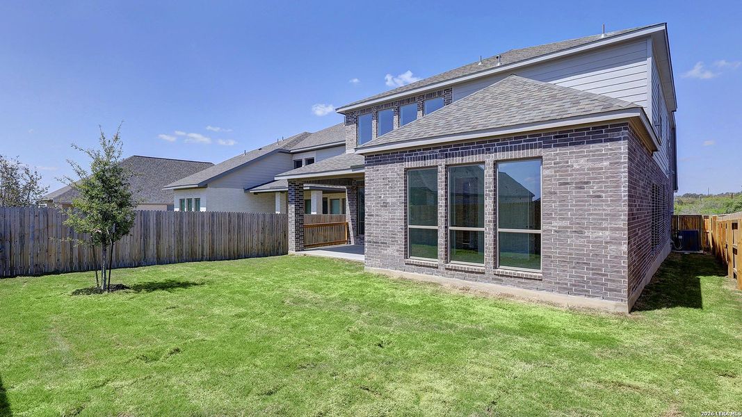 Exterior details and patio area of a home in Arcadia Ridge, San Antonio (Image 21).