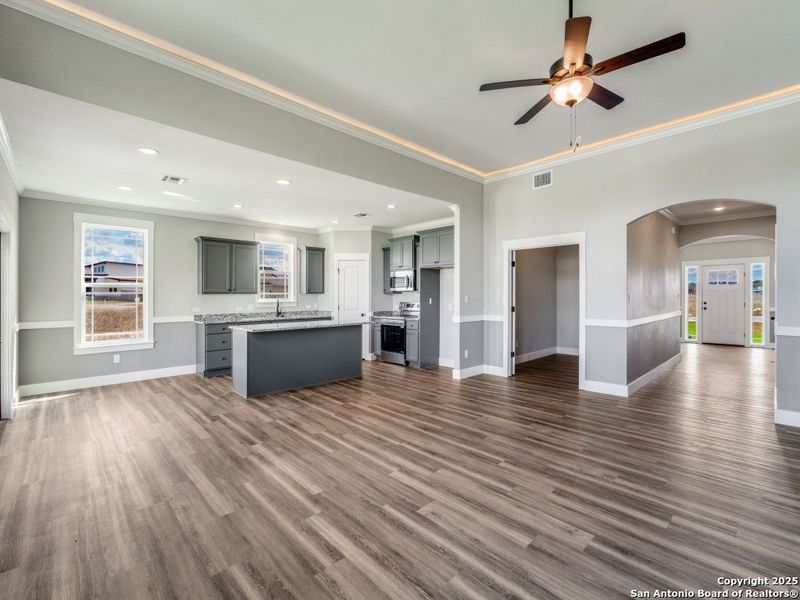 Spacious, unfurnished interior of a new home in Las Palomas Country Club Estates, La Vernia (Image 19).