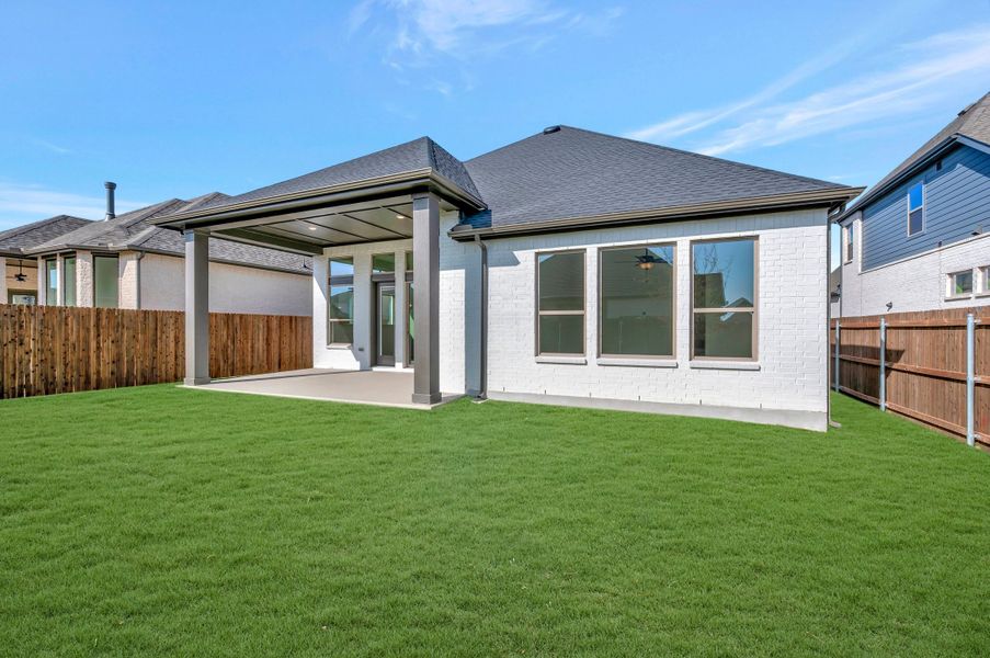 Exterior details and patio area of a home in Tavolo Park Cottages, Fort Worth (Image 4).