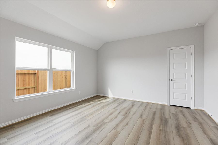 Spacious, unfurnished interior of a new home in Oakwood Estates, Waller (Image 30).