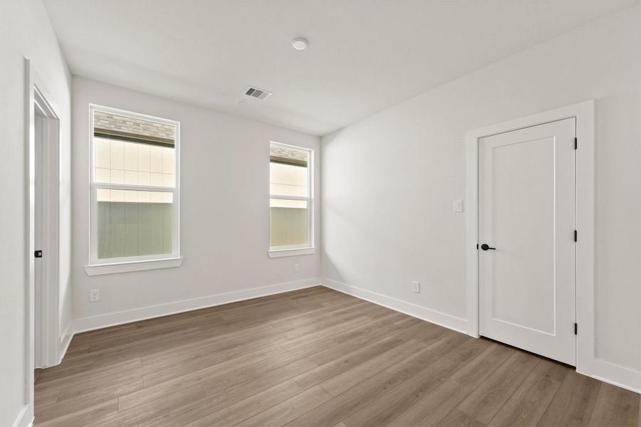 Spacious, unfurnished interior of a new home in Jesselton Square at Creekmont, Houston (Image 21). Spacious, unfurnished interior of a new home in Jesselton Square at Creekmont, Houston (Image 21).