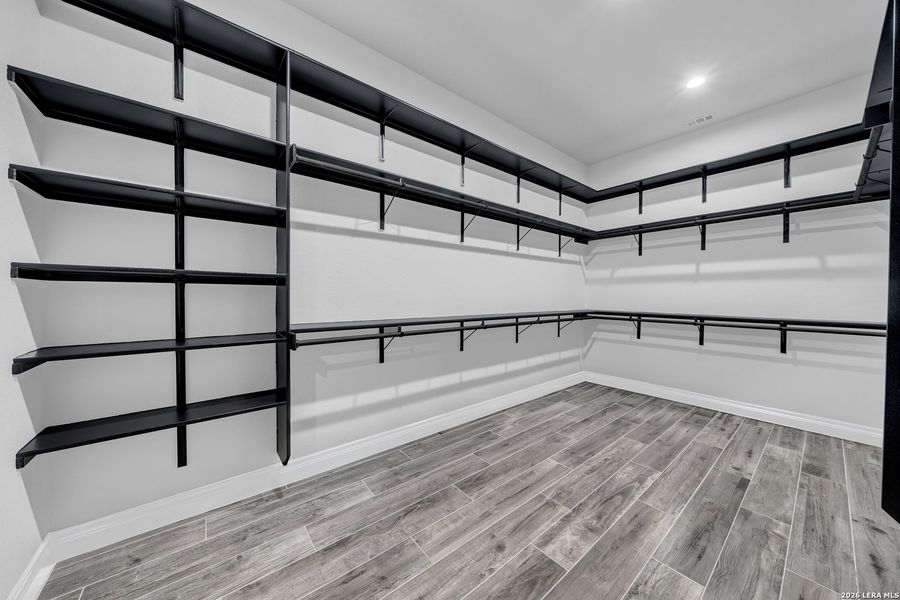 Spacious, unfurnished interior of a new home in , La Vernia (Image 37).