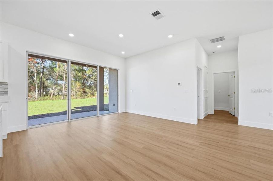 Spacious, unfurnished interior of a new home in , Ocala (Image 31).