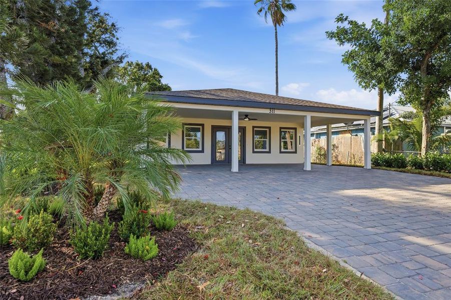 Exterior details and patio area of a home in , Palmetto (Image 2).