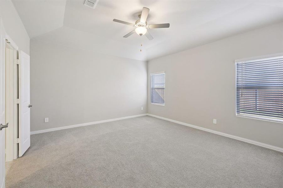Spacious, unfurnished interior of a new home in Stonehaven, Seagoville (Image 22).