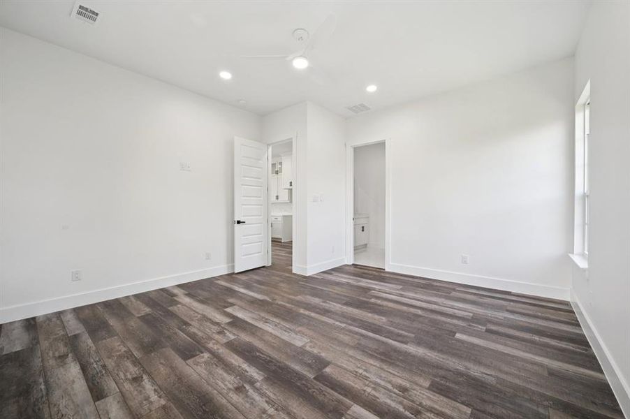 Spacious, unfurnished interior of a new home in , Gun Barrel City (Image 27). Spacious, unfurnished interior of a new home in , Gun Barrel City (Image 27).