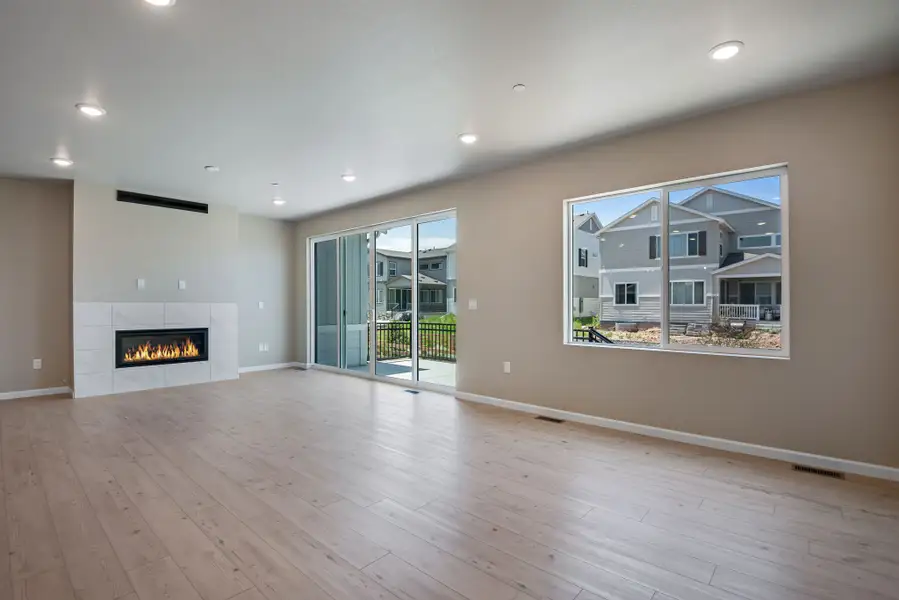 Spacious, unfurnished interior of a new home in Reunion, Commerce City (Image 25).