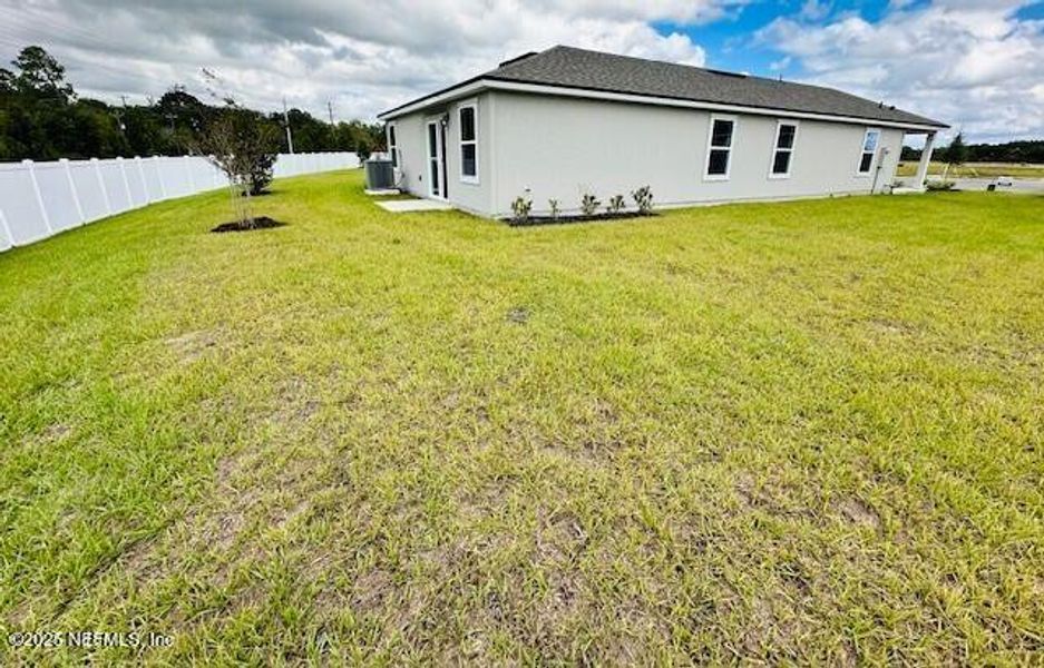 Exterior details and patio area of a home in Rookery, Green Cove Springs (Image 3).