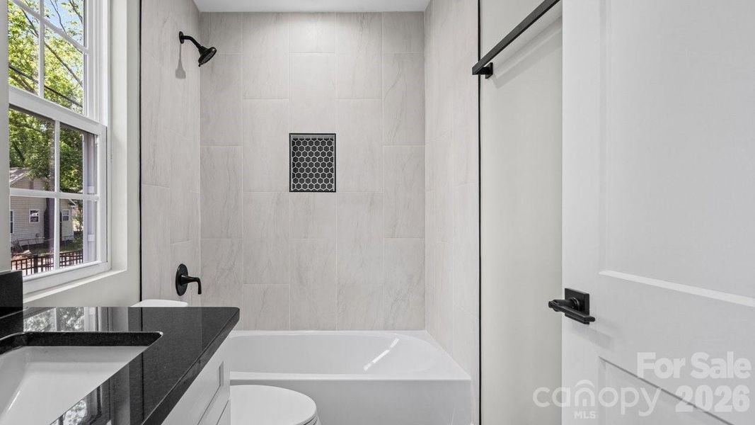 3320 Boyd St, Unit: B - Master Bathroom 3320 Boyd St, Unit: B - Master Bathroom