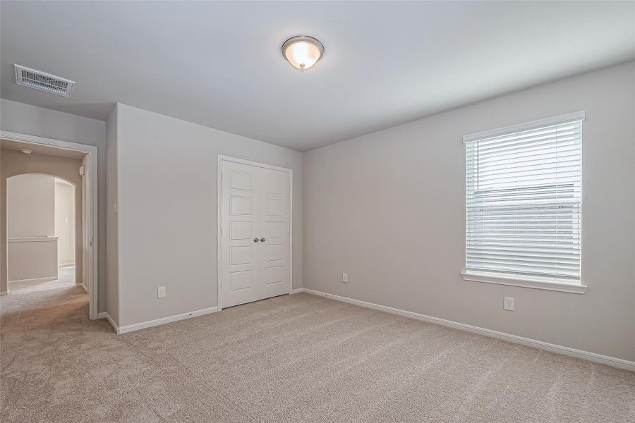 Spacious, unfurnished interior of a new home in Sunterra, Katy (Image 15).